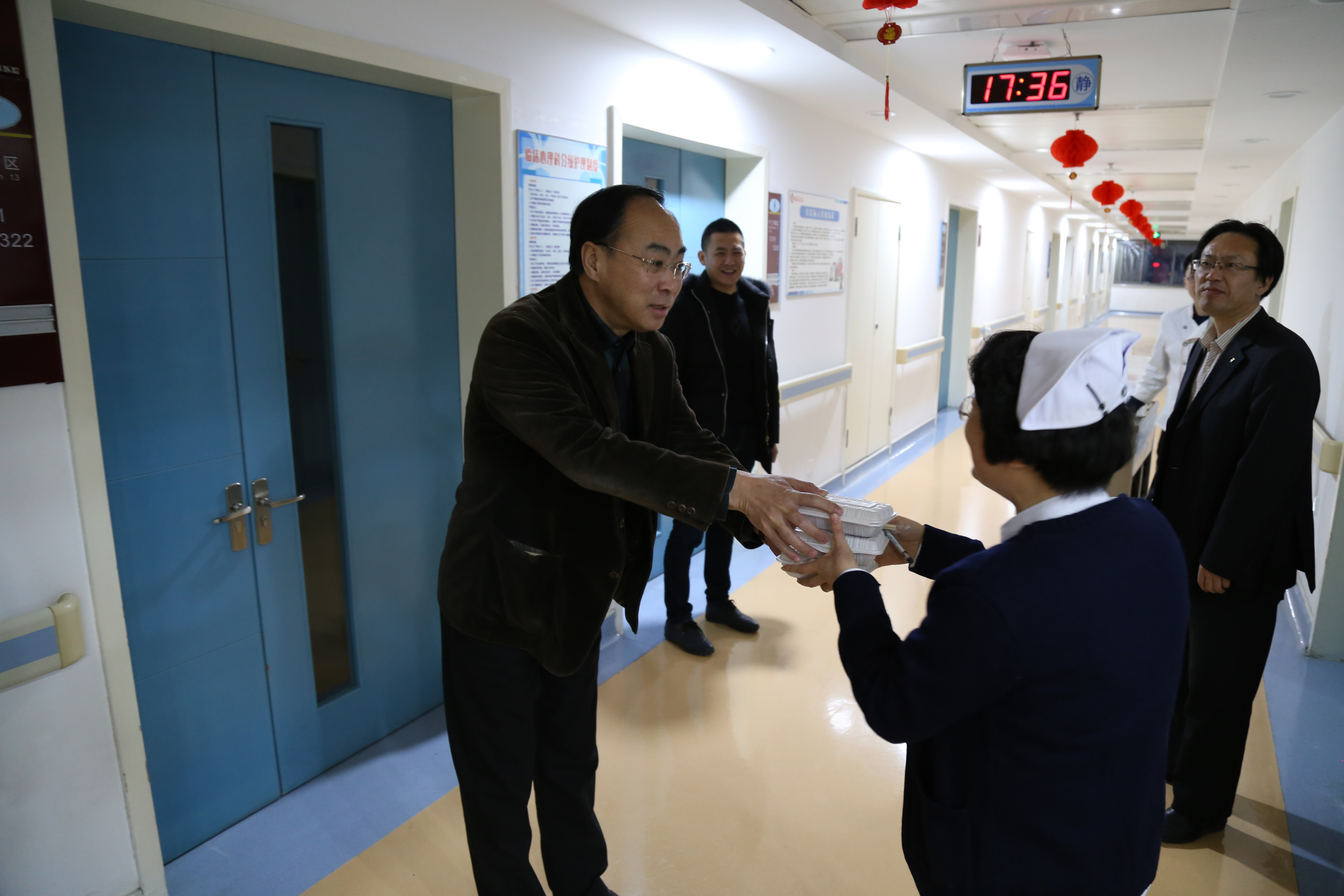 经区医院院长唐承为值班人员送饺子 经区医院院长唐承为值班人员送饺子